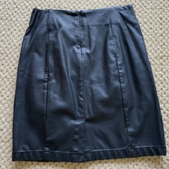 Vintage FOREVER 21 *SEXY Mini BLACK Vegan LEATHER (Pleather) SKIRT*kick pleat*XS - Picture 2 of 6